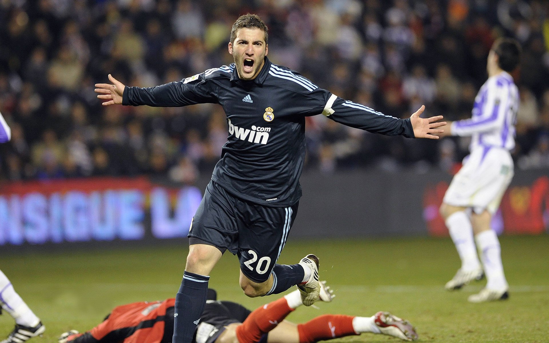 德国队锋线冲击力十足，教练战术获好评，德国队锋线三人组